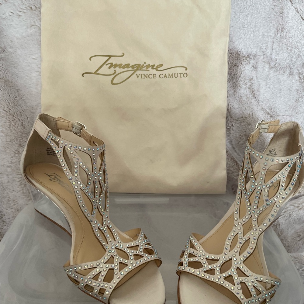 Imagine Vince Camino wedge sandal size 7